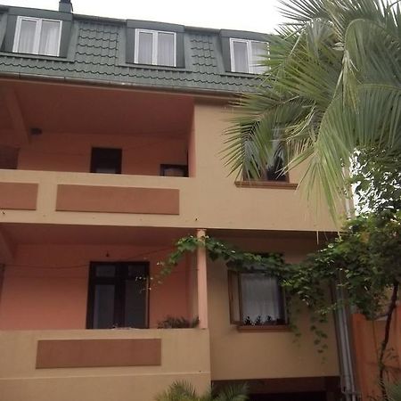 Temo'S Guesthouse Sarpi Exterior foto