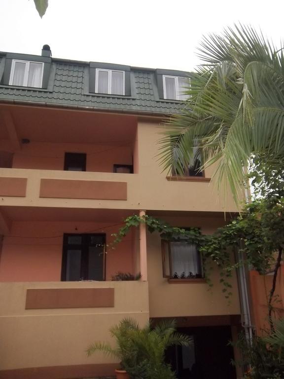 Temo'S Guesthouse Sarpi Exterior foto